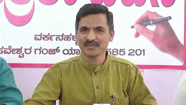 ಉತ್ತರ ಕರ್ನಾಟಕದ ಶಾಸಕರು ಮುಗ್ಧರು, ಬೆಂಗಳೂರಿನವರಂತೆ ಸ್ಮಾರ್ಟ್ ಅಲ್ಲ; ಶೇ. 60ರಷ್ಟು ಶಾಸಕರಿಗೆ ಇದೆ ಅದೇ ಪ್ರವೃತ್ತಿ: ರಾಜಶೇಖರ್ ಮುಲಾಲಿ ಉತ್ತರ ಕರ್ನಾಟಕದ ಶಾಸಕರು ಮುಗ್ಧರು, ಬೆಂಗಳೂರಿನವರಂತೆ ಸ್ಮಾರ್ಟ್ ಅಲ್ಲ; ಶೇ. 60ರಷ್ಟು ಶಾಸಕರಿಗೆ ಇದೆ ಅದೇ ಪ್ರವೃತ್ತಿ: ರಾಜಶೇಖರ್ ಮುಲಾಲಿ