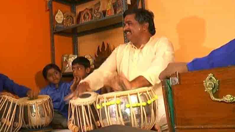 ಗನ್ ಹಿಡಿದಿದ್ದ ಕೈಗಳು ನುಡಿಸುತ್ತಿವೆ ಮ್ಯೂಸಿಕ್.. ರಿಟೈರ್ಡ್ ಆದ್ಮೇಲೆ ಈ ಮಾಜಿ ಯೋಧನಿಗೆ ಸಂಗೀತವೇ ಜೀವನ, ಮಕ್ಕಳಿಗೆ ಹೇಳಿಕೊಡ್ತಿದ್ದಾರೆ ಸಂಗೀತ ಪಾಠ ಗನ್ ಹಿಡಿದಿದ್ದ ಕೈಗಳು ನುಡಿಸುತ್ತಿವೆ ಮ್ಯೂಸಿಕ್.. ರಿಟೈರ್ಡ್ ಆದ್ಮೇಲೆ ಈ ಮಾಜಿ ಯೋಧನಿಗೆ ಸಂಗೀತವೇ ಜೀವನ, ಮಕ್ಕಳಿಗೆ ಹೇಳಿಕೊಡ್ತಿದ್ದಾರೆ ಸಂಗೀತ ಪಾಠ