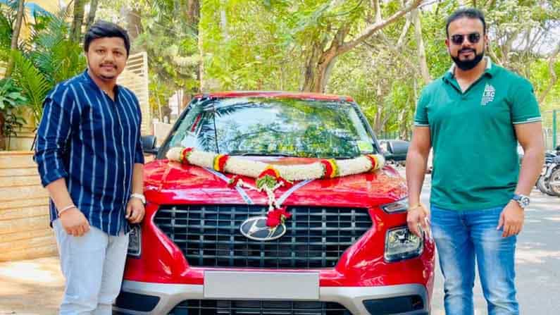 ಮದಗಜ ನಿರ್ದೇಶಕ ಮಹೇಶ್ಗೆ ರಾಬರ್ಟ್ ನಿರ್ಮಾಪಕ ಉಮಾಪತಿಯಿಂದ ದುಬಾರಿ ಕಾರ್ ಗಿಫ್ಟ್!