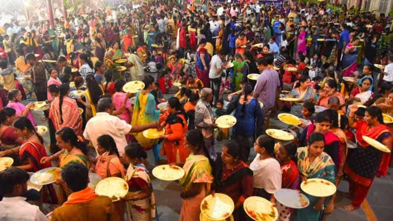 ಊರ ಜನರು ಒಂದೆಡೆ ಸೇರಿ ಊಟ ಮಾಡುವ ಊರೂಟ: ಹಾವೇರಿ ಮಠದಲ್ಲೊಂದು ವಿಶೇಷತೆ ಊರ ಜನರು ಒಂದೆಡೆ ಸೇರಿ ಊಟ ಮಾಡುವ ಊರೂಟ: ಹಾವೇರಿ ಮಠದಲ್ಲೊಂದು ವಿಶೇಷತೆ