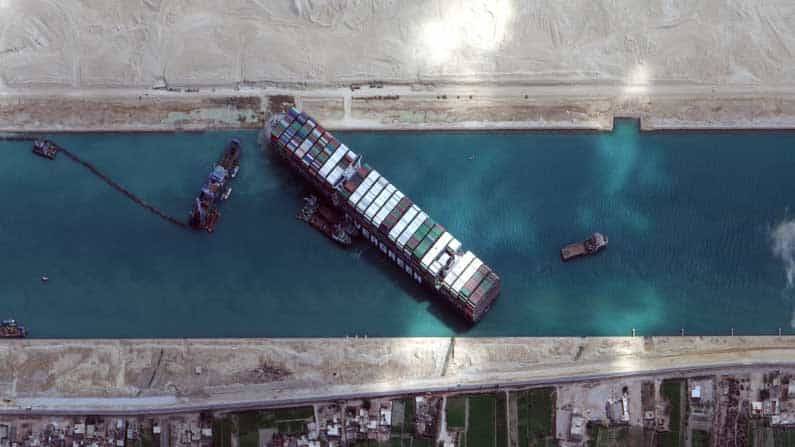 Suez Canal Blockage: ಮುಂದಕ್ಕೆ ಚಲಿಸುತ್ತಿದೆ ಸೂಯೆಜ್ ಕಾಲುವೆಯಲ್ಲಿ ಸಿಲುಕಿಕೊಂಡಿರುವ ದೈತ್ಯ ಹಡಗು Suez Canal Blockage: ಮುಂದಕ್ಕೆ ಚಲಿಸುತ್ತಿದೆ ಸೂಯೆಜ್ ಕಾಲುವೆಯಲ್ಲಿ ಸಿಲುಕಿಕೊಂಡಿರುವ ದೈತ್ಯ ಹಡಗು