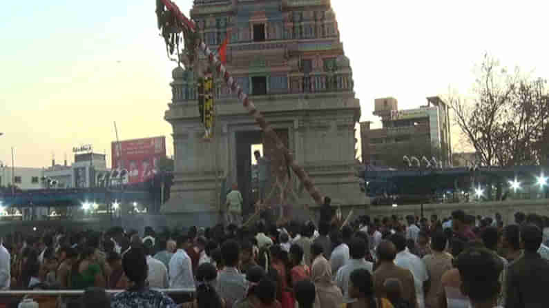 ವೈಭವದ ಸಿಡಿಬಂಡಿ ಉತ್ಸವ.. ಇಷ್ಟಾರ್ಥ ಸಿದ್ದಿಗಾಗಿ ಕೋಳಿ ಎಸೆದು ಹರಕೆ ತೀರಿಸಿದ ಬಳ್ಳಾರಿ ಭಕ್ತರು