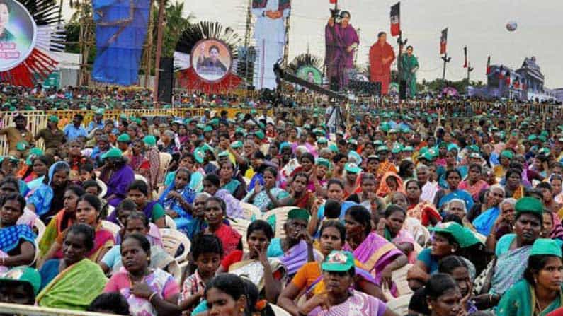 Tamil Nadu Elections 2021: ಮತದಾರರ ಓಲೈಕೆಗಾಗಿ ಟಿವಿ, ವಾಷಿಂಗ್ ಮೆಷೀನ್ ಏನೇ ಕೇಳಿದರೂ ಕೊಡುತ್ತಿವೆ ರಾಜಕೀಯ ಪಕ್ಷಗಳು Tamil Nadu Elections 2021: ಮತದಾರರ ಓಲೈಕೆಗಾಗಿ ಟಿವಿ, ವಾಷಿಂಗ್ ಮೆಷೀನ್ ಏನೇ ಕೇಳಿದರೂ ಕೊಡುತ್ತಿವೆ ರಾಜಕೀಯ ಪಕ್ಷಗಳು