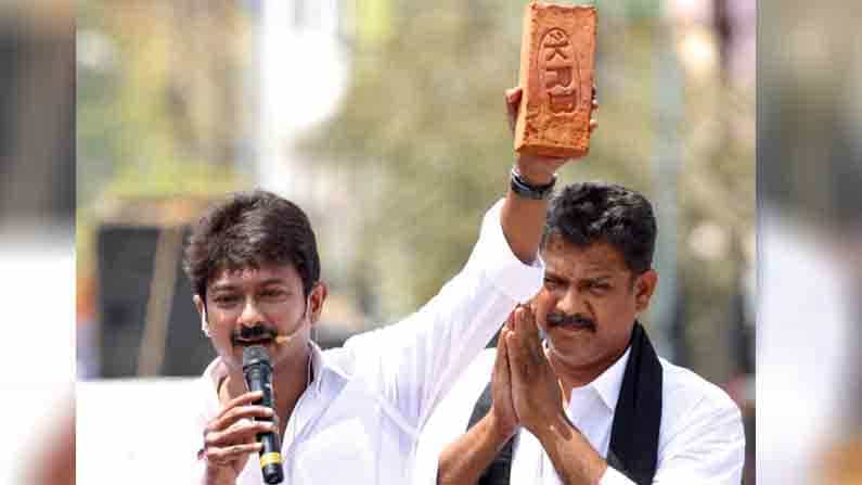 ಕರುಣಾನಿಧಿ ಮೊಮ್ಮಗ ಉದಯನಿಧಿ ಏಮ್ಸ್ ಕಾಂಪೌಂಡ್ನಿಂದ ಇಟ್ಟಿಗೆ ಕದ್ದಿದ್ದಾರೆಂದು ಪೊಲೀಸರಿಗೆ ದೂರು ನೀಡಿದ ಬಿಜೆಪಿ ಕಾರ್ಯಕರ್ತ ಕರುಣಾನಿಧಿ ಮೊಮ್ಮಗ ಉದಯನಿಧಿ ಏಮ್ಸ್ ಕಾಂಪೌಂಡ್ನಿಂದ ಇಟ್ಟಿಗೆ ಕದ್ದಿದ್ದಾರೆಂದು ಪೊಲೀಸರಿಗೆ ದೂರು ನೀಡಿದ ಬಿಜೆಪಿ ಕಾರ್ಯಕರ್ತ