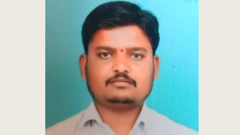 ಫಲಾನುಭವಿಗಳ ನಿಖರ ಪತ್ತೆಗೆ ಹೊಸ ಉಪಾಯ; ಧಾರವಾಡದಲ್ಲಿ ಹೊಸ ದಾರಿ ಕಂಡುಕೊಂಡ ಗ್ರಾಮ ಲೆಕ್ಕಾಧಿಕಾರಿ ಫಲಾನುಭವಿಗಳ ನಿಖರ ಪತ್ತೆಗೆ ಹೊಸ ಉಪಾಯ; ಧಾರವಾಡದಲ್ಲಿ ಹೊಸ ದಾರಿ ಕಂಡುಕೊಂಡ ಗ್ರಾಮ ಲೆಕ್ಕಾಧಿಕಾರಿ