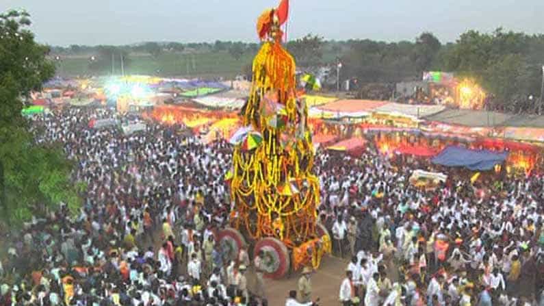 ಯಾದಗಿರಿಯಲ್ಲಿ ವಿಶ್ವರಾದ್ಯರ ಮಹಾ ರಥೋತ್ಸವ; ಅನ್ಯ ರಾಜ್ಯಗಳಿಂದ ಹರಿದು ಬಂದ ಭಕ್ತ ಸಾಗರ ಯಾದಗಿರಿಯಲ್ಲಿ ವಿಶ್ವರಾದ್ಯರ ಮಹಾ ರಥೋತ್ಸವ; ಅನ್ಯ ರಾಜ್ಯಗಳಿಂದ ಹರಿದು ಬಂದ ಭಕ್ತ ಸಾಗರ