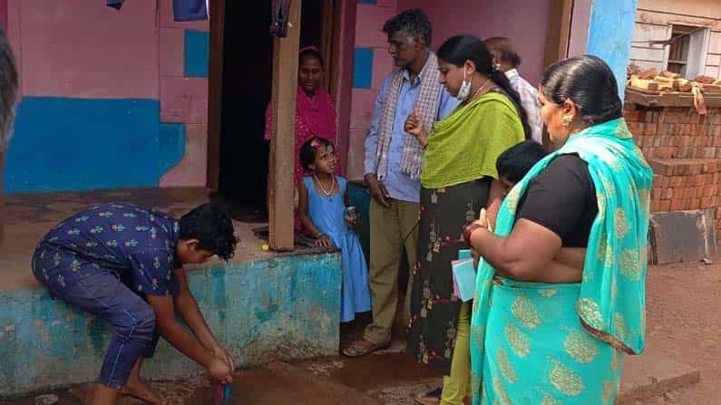 ನೀರು ಪೋಲು ಮಾಡಿದರೆ ಹುಷಾರ್: ಧಾರವಾಡ ಗ್ರಾಮವೊಂದರಲ್ಲಿ ಅಭಿಯಾನ ನೀರು ಪೋಲು ಮಾಡಿದರೆ ಹುಷಾರ್: ಧಾರವಾಡ ಗ್ರಾಮವೊಂದರಲ್ಲಿ ಅಭಿಯಾನ
