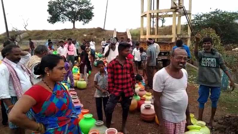 ಬೇಸಿಗೆಗೆ ಮುನ್ನವೇ ಹುಬ್ಬಳ್ಳಿಯಲ್ಲಿ ಹನಿ ನೀರಿಗಾಗಿ ಹಾಹಾಕಾರ: ಶಾಸಕ, ಅಧಿಕಾರಿಗಳಿಗೆ ಗ್ರಾಮಸ್ಥರ ಹಿಡಿಶಾಪ ಬೇಸಿಗೆಗೆ ಮುನ್ನವೇ ಹುಬ್ಬಳ್ಳಿಯಲ್ಲಿ ಹನಿ ನೀರಿಗಾಗಿ ಹಾಹಾಕಾರ: ಶಾಸಕ, ಅಧಿಕಾರಿಗಳಿಗೆ ಗ್ರಾಮಸ್ಥರ ಹಿಡಿಶಾಪ