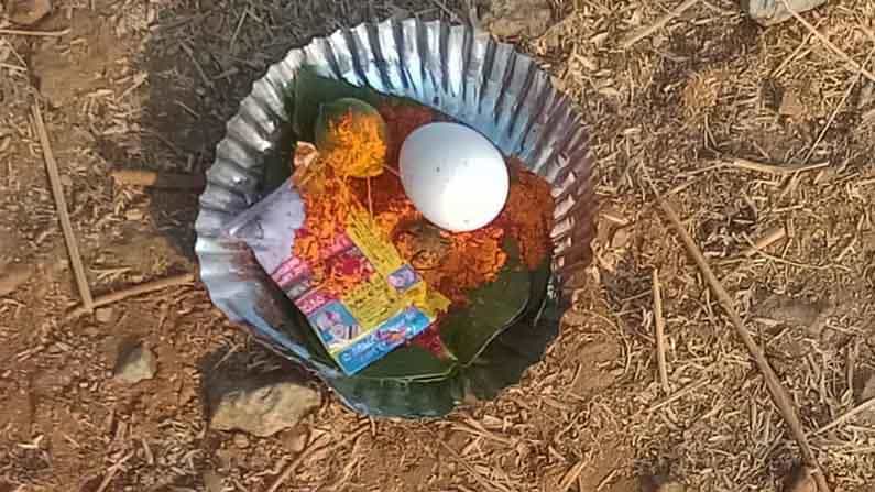 ನಿಧಿ ಆಸೆಗಾಗಿ ದಾವಣಗೆರೆ ಹನುಮ ದೇವಾಲಯಕ್ಕೆ ವಾಮಾಚಾರ; ಗ್ರಾಮಸ್ಥರ ಆರೋಪ ನಿಧಿ ಆಸೆಗಾಗಿ ದಾವಣಗೆರೆ ಹನುಮ ದೇವಾಲಯಕ್ಕೆ ವಾಮಾಚಾರ; ಗ್ರಾಮಸ್ಥರ ಆರೋಪ
