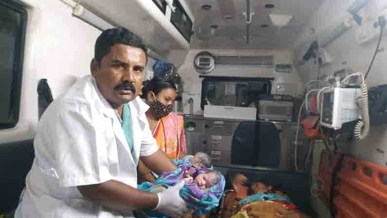 ಆಸ್ಪತ್ರೆಗೆ ಹೋಗುವಾಗ ಆ್ಯಂಬುಲೆನ್ಸ್ನಲ್ಲಿಯೇ ಅವಳಿ ಮಕ್ಕಳಿಗೆ ಜನ್ಮ ನೀಡಿದ ತಾಯಿ; ಸಿಬ್ಬಂದಿಗೆ ಧನ್ಯವಾದ ಎಂದ ಕುಟುಂಬಸ್ಥರು ಆಸ್ಪತ್ರೆಗೆ ಹೋಗುವಾಗ ಆ್ಯಂಬುಲೆನ್ಸ್ನಲ್ಲಿಯೇ ಅವಳಿ ಮಕ್ಕಳಿಗೆ ಜನ್ಮ ನೀಡಿದ ತಾಯಿ; ಸಿಬ್ಬಂದಿಗೆ ಧನ್ಯವಾದ ಎಂದ ಕುಟುಂಬಸ್ಥರು