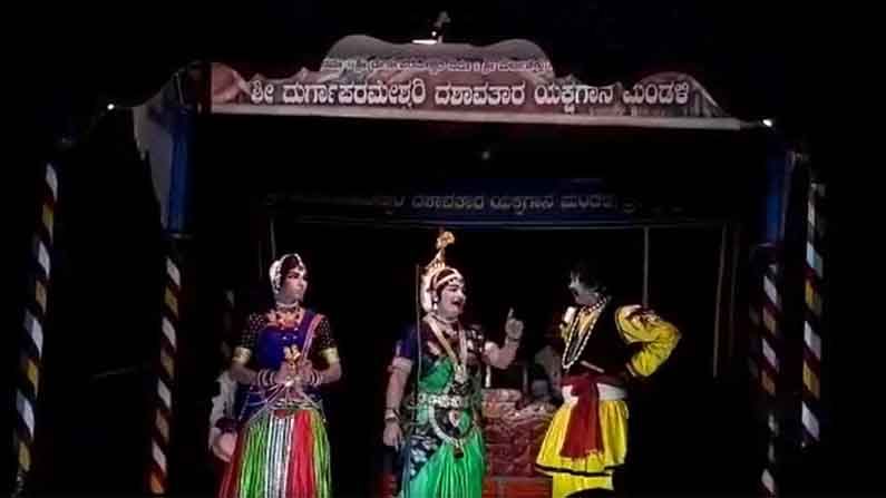Viral Video: ಯಕ್ಷಗಾನ ಪ್ರದರ್ಶನ ವೇಳೆ ಮೊಬೈಲ್ ನೋಡುತ್ತಿದ್ದ ಪ್ರೇಕ್ಷಕನಿಗೆ ವೇಷಧಾರಿಯಿಂದ ರಂಗಸ್ಥಳದಲ್ಲೇ ಕ್ಲಾಸ್! Viral Video: ಯಕ್ಷಗಾನ ಪ್ರದರ್ಶನ ವೇಳೆ ಮೊಬೈಲ್ ನೋಡುತ್ತಿದ್ದ ಪ್ರೇಕ್ಷಕನಿಗೆ ವೇಷಧಾರಿಯಿಂದ ರಂಗಸ್ಥಳದಲ್ಲೇ ಕ್ಲಾಸ್!