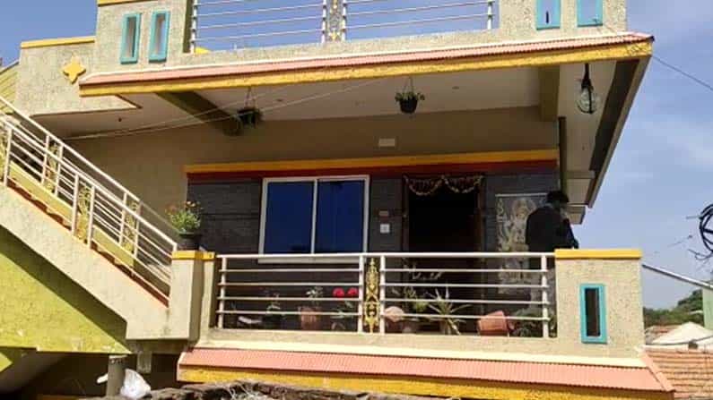 ಗ್ರಾಮ ಪಂಚಾಯತಿ ಸದಸ್ಯೆ ಮನೆ ಮೇಲೆ ದಾಳಿ; ಮಣ್ಣು ತೆಗೆಯುವ ವಿಚಾರಕ್ಕೆ ಕಿಡಿಗೇಡಿಗಳಿಂದ ದಾಂದಲೆ ಗ್ರಾಮ ಪಂಚಾಯತಿ ಸದಸ್ಯೆ ಮನೆ ಮೇಲೆ ದಾಳಿ; ಮಣ್ಣು ತೆಗೆಯುವ ವಿಚಾರಕ್ಕೆ ಕಿಡಿಗೇಡಿಗಳಿಂದ ದಾಂದಲೆ