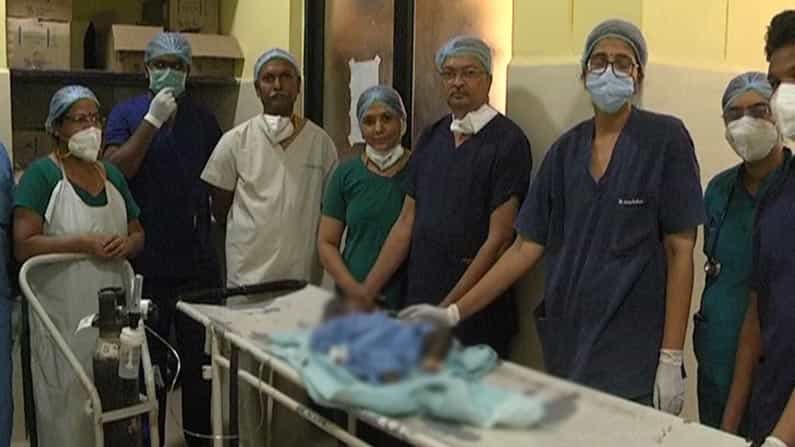 ಕರಡಿ ದಾಳಿಯಿಂದ ಮಗುವಿನ ಮುಖಕ್ಕೆ ಗಾಯ: ಪ್ಲಾಸ್ಟಿಕ್ ಸರ್ಜರಿಯಿಂದ ಜೀವ ಉಳಿಸಿದ ಕಿಮ್ಸ್ ಆಸ್ಪತ್ರೆ ತಜ್ಞರು ಕರಡಿ ದಾಳಿಯಿಂದ ಮಗುವಿನ ಮುಖಕ್ಕೆ ಗಾಯ: ಪ್ಲಾಸ್ಟಿಕ್ ಸರ್ಜರಿಯಿಂದ ಜೀವ ಉಳಿಸಿದ ಕಿಮ್ಸ್ ಆಸ್ಪತ್ರೆ ತಜ್ಞರು