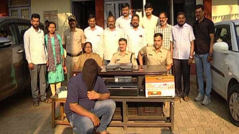 ಇಡಿ ಹೆಸರಲ್ಲಿ ವಂಚಿಸುತ್ತಿದ್ದ ವ್ಯಕ್ತಿ ಬಂಧನ: ಕಾರ್ಯಾಚರಣೆ ನಡೆಸಿದ ಸಿಇಎನ್ ತಂಡಕ್ಕೆ ಬೆಳಗಾವಿ ನಗರ ಪೊಲೀಸ್ ಆಯುಕ್ತರಿಂದ ಮೆಚ್ಚುಗೆ ಇಡಿ ಹೆಸರಲ್ಲಿ ವಂಚಿಸುತ್ತಿದ್ದ ವ್ಯಕ್ತಿ ಬಂಧನ: ಕಾರ್ಯಾಚರಣೆ ನಡೆಸಿದ ಸಿಇಎನ್ ತಂಡಕ್ಕೆ ಬೆಳಗಾವಿ ನಗರ ಪೊಲೀಸ್ ಆಯುಕ್ತರಿಂದ ಮೆಚ್ಚುಗೆ