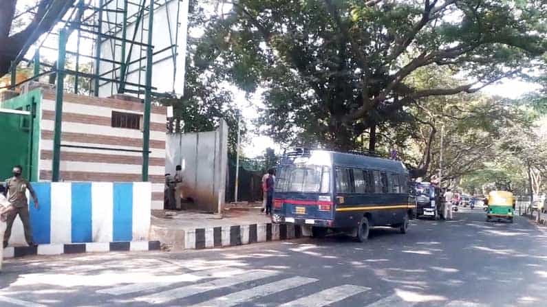 ಸಿಎಂ ನಿವಾಸ ಕಾವೇರಿ ಬಳಿ ಅಪಘಾತ; ಮಹಿಳಾ ಸಬ್​ಇನ್ಸ್​ಪೆಕ್ಟರ್​ಗೆ ಡಿಕ್ಕಿ ಹೊಡೆದ ಕಾರು