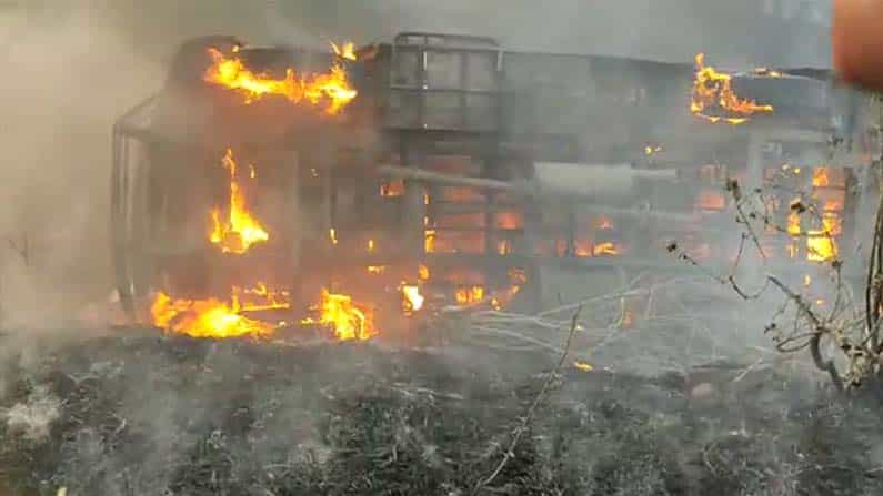 ಮುಧೋಳ: ದಿಬ್ಬಣದ ಬಸ್ಗೆ ಲಾರಿ ಡಿಕ್ಕಿ- ಹೊತ್ತಿ ಉರಿದ ಬಸ್ನಲ್ಲಿದ್ದ ಇಬ್ಬರು ಸಜೀವ ದಹನ