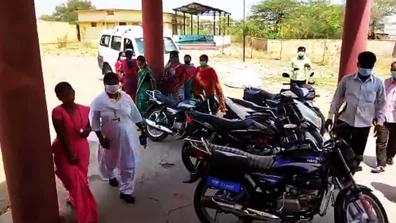 ಲಸಿಕೆ ನೀಡುವುದಕ್ಕೆ ಹೊಸ ಮಾರ್ಗ ಕಂಡುಕೊಂಡ ಕಲಬುರಗಿ ಆರೋಗ್ಯ ಇಲಾಖೆ ಲಸಿಕೆ ನೀಡುವುದಕ್ಕೆ ಹೊಸ ಮಾರ್ಗ ಕಂಡುಕೊಂಡ ಕಲಬುರಗಿ ಆರೋಗ್ಯ ಇಲಾಖೆ