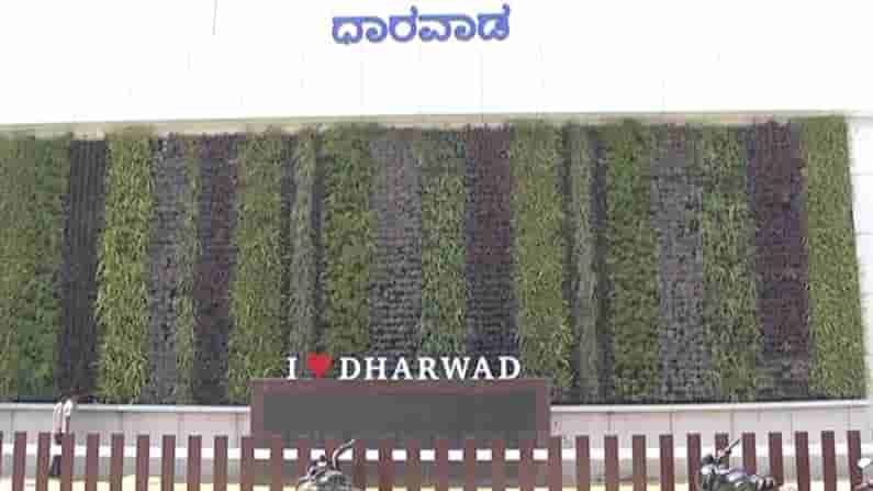 ಧಾರವಾಡದ ರೈಲ್ವೆ ನಿಲ್ದಾಣಕ್ಕೆ ಹೈಟೆಕ್ ಟಚ್; ಸ್ಟೇಷನ್ ಗೋಡೆಗಳ ಮೇಲೆ ಅರಳಿವೆ ಬಣ್ಣ ಬಣ್ಣದ ಚಿತ್ತಾರ