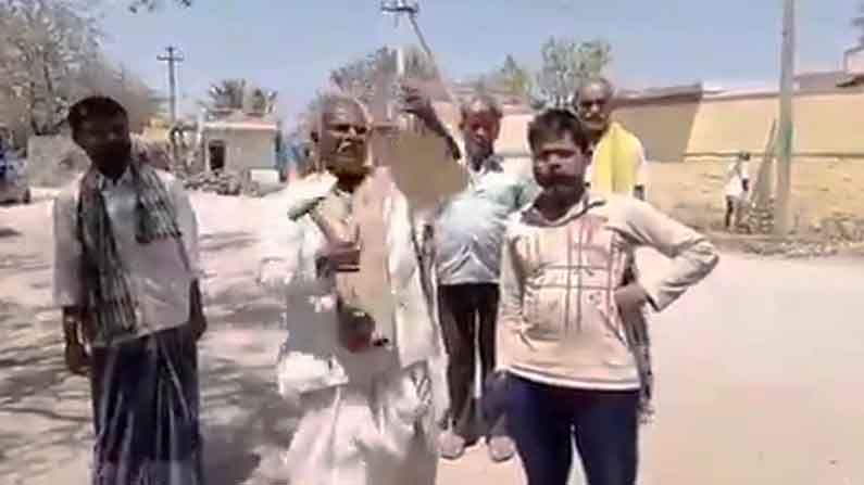 ಲಸಿಕೆ ಪಡೆಯುವಂತೆ ಡಂಗುರ ಬಾರಿಸಿದ್ದ ಅಜ್ಜನ ಕಾರ್ಯಕ್ಕೆ ಮೆಚ್ಚುಗೆ, ಪ್ರಧಾನಿಗೆ ವಿಡಿಯೋ ಟ್ಯಾಗ್ ಮಾಡಿದ ಸಚಿವ ಡಾ.ಕೆ.ಸುಧಾಕರ್ ಲಸಿಕೆ ಪಡೆಯುವಂತೆ ಡಂಗುರ ಬಾರಿಸಿದ್ದ ಅಜ್ಜನ ಕಾರ್ಯಕ್ಕೆ ಮೆಚ್ಚುಗೆ, ಪ್ರಧಾನಿಗೆ ವಿಡಿಯೋ ಟ್ಯಾಗ್ ಮಾಡಿದ ಸಚಿವ ಡಾ.ಕೆ.ಸುಧಾಕರ್
