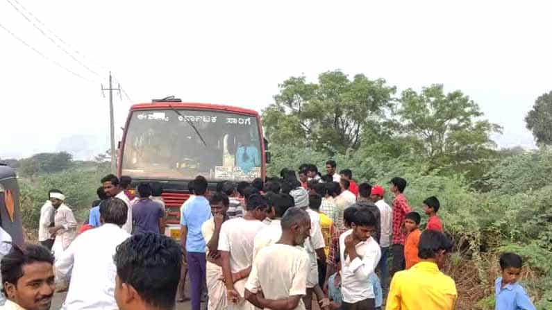ಬಸ್ನಲ್ಲಿ ಪ್ರಯಾಣದ ವಿಚಾರಕ್ಕೆ ಜಗಳ; ಗುಂಡ್ಲಾಪುರ ರಸ್ತೆಯಲ್ಲಿ ಕಾಲೇಜು ವಿದ್ಯಾರ್ಥಿಗಳ ಕಿತ್ತಾಟ ಬಸ್ನಲ್ಲಿ ಪ್ರಯಾಣದ ವಿಚಾರಕ್ಕೆ ಜಗಳ; ಗುಂಡ್ಲಾಪುರ ರಸ್ತೆಯಲ್ಲಿ ಕಾಲೇಜು ವಿದ್ಯಾರ್ಥಿಗಳ ಕಿತ್ತಾಟ