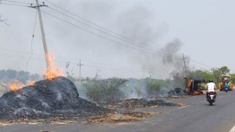 ಬಾಗಲಕೋಟೆಯಲ್ಲಿ ಮೇವು ಸಾಗಿಸುತ್ತಿದ್ದ ಟ್ರ್ಯಾಕ್ಟರ್​ಗೆ ವಿದ್ಯುತ್ ತಂತಿ ತಗುಲಿ ಬೆಂಕಿ