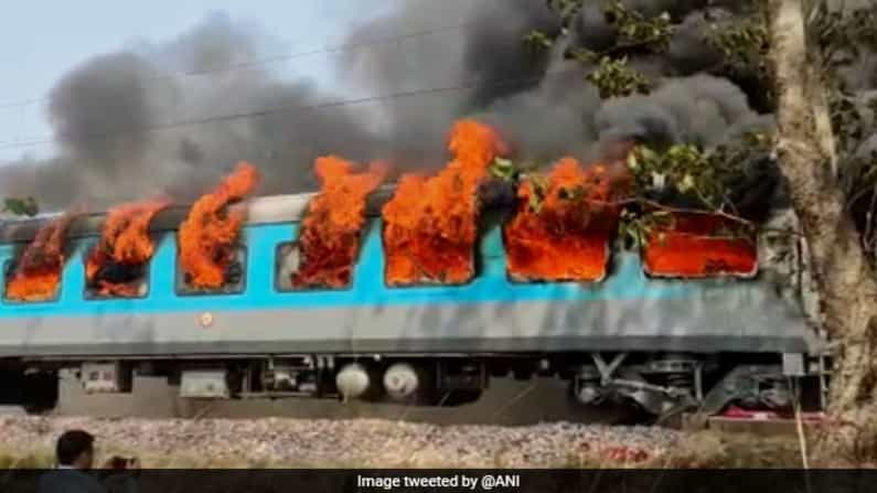ಡೆಹ್ರಾಡೂನ್ ದೆಹಲಿ ಶತಾಬ್ಧಿ ಎಕ್ಸ್ಪ್ರೆಸ್ನ ಕೋಚ್ಗೆ ಬೆಂಕಿ; ಪ್ರಯಾಣಿಕರು ಪ್ರಾಣಾಪಾಯದಿಂದ ಪಾರು