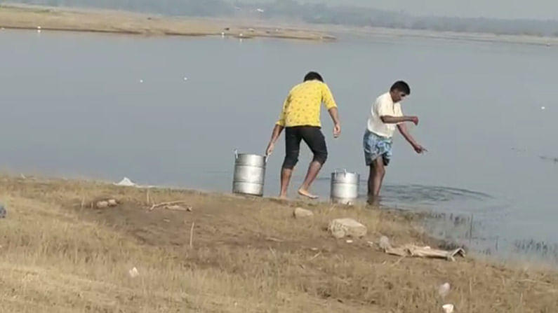 ಭಕ್ತರಿಗೆ ಹಂಚಿ ಉಳಿದ ಆಹಾರವನ್ನು ನದಿಗೆ ಸುರಿದ ಸಿಬ್ಬಂದಿ; ಸಾರ್ವಜನಿಕರ ಆಕ್ರೋಶ ಭಕ್ತರಿಗೆ ಹಂಚಿ ಉಳಿದ ಆಹಾರವನ್ನು ನದಿಗೆ ಸುರಿದ ಸಿಬ್ಬಂದಿ; ಸಾರ್ವಜನಿಕರ ಆಕ್ರೋಶ