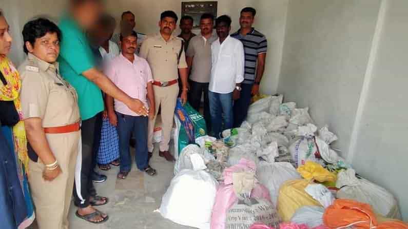 ದಾವಣಗೆರೆಯಲ್ಲಿ ಅಪಾರ ಪ್ರಮಾಣದ ಸ್ಫೋಟಕ ಜಪ್ತಿ, ನಾಲ್ವರ ಬಂಧನ ದಾವಣಗೆರೆಯಲ್ಲಿ ಅಪಾರ ಪ್ರಮಾಣದ ಸ್ಫೋಟಕ ಜಪ್ತಿ, ನಾಲ್ವರ ಬಂಧನ