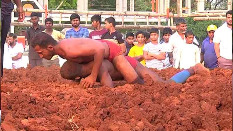 ದಾವಣಗೆರೆಯಲ್ಲಿ ಚಾರ್ಲಿ ಪೈಲ್ವಾನ್ ಸೇರಿದ  ದೊಡ್ಡ  ಇತಿಹಾಸವೇ ಇರುವ ಕುಸ್ತಿ ಪೈಲ್ವಾನ್​ಗಳಿದ್ದಾರೆ. ಇವರಿಗಾಗಿಯೇ ಕುಸ್ತಿ ಜೀರ್ಣೋದ್ಧಾರ ಸಮಿತಿ ಸಹ ಇಲ್ಲಿದೆ.