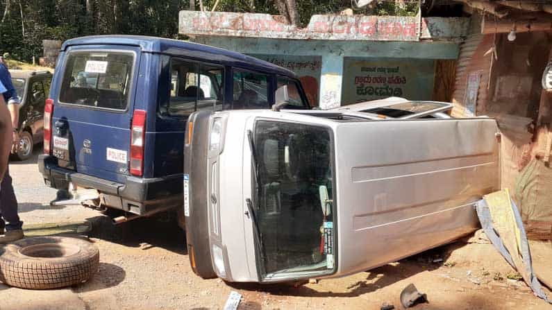ಕಾರವಾರ DySp ಅರವಿಂದ ಕಲಗುಜ್ಜಿ ವಾಹನಕ್ಕೆ ಓಮ್ನಿ ಡಿಕ್ಕಿ: ಅಡ್ಡ ಬಂದ ಮಗು ಬಚಾವು ಮಾಡಲು ಹೋಗಿ ನಡೆದ ಅಪಘಾತ ಕಾರವಾರ DySp ಅರವಿಂದ ಕಲಗುಜ್ಜಿ ವಾಹನಕ್ಕೆ ಓಮ್ನಿ ಡಿಕ್ಕಿ: ಅಡ್ಡ ಬಂದ ಮಗು ಬಚಾವು ಮಾಡಲು ಹೋಗಿ ನಡೆದ ಅಪಘಾತ