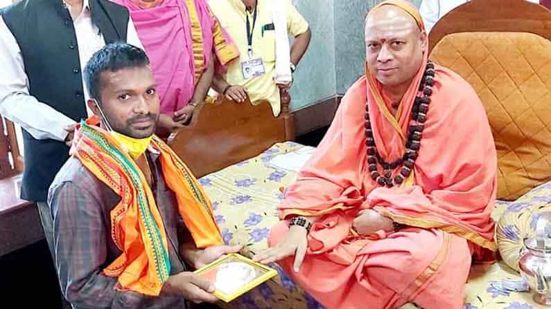 ಶಿವರಾತ್ರಿಯಂದೇ ಮುಸ್ಲಿಂ ವ್ಯಕ್ತಿಗೆ ಲಿಂಗದೀಕ್ಷೆ ನೀಡಿದ ಶ್ರೀಶೈಲ ಪೀಠದ ಡಾ.ಚನ್ನಸಿದ್ದರಾಮ ಪಂಡಿತಾರಾಧ್ಯ ಶಿವಾಚಾರ್ಯ ಸ್ವಾಮೀಜಿ