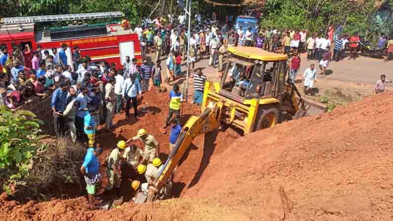 ಕೋಳಿ ತ್ಯಾಜ್ಯ ವಿಲೇವಾರಿಗೆ ಗುಂಡಿ ನಿರ್ಮಾಣ ಮಾಡುವಾಗ ಮಣ್ಣು ಬಿದ್ದು ಇಬ್ಬರು ಕಾರ್ಮಿಕರ ಸಾವು ಕೋಳಿ ತ್ಯಾಜ್ಯ ವಿಲೇವಾರಿಗೆ ಗುಂಡಿ ನಿರ್ಮಾಣ ಮಾಡುವಾಗ ಮಣ್ಣು ಬಿದ್ದು ಇಬ್ಬರು ಕಾರ್ಮಿಕರ ಸಾವು