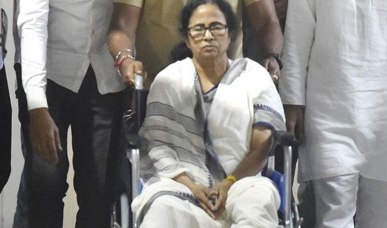 West Bengal Elections 2021: ಗಾಲಿಕುರ್ಚಿಯ ಮೇಲೆ ಕುಳಿತೇ ಪ್ರಚಾರ ಮಾಡಲು ನಿರ್ಧರಿಸಿದ ಮಮತಾ ಬ್ಯಾನರ್ಜಿ West Bengal Elections 2021: ಗಾಲಿಕುರ್ಚಿಯ ಮೇಲೆ ಕುಳಿತೇ ಪ್ರಚಾರ ಮಾಡಲು ನಿರ್ಧರಿಸಿದ ಮಮತಾ ಬ್ಯಾನರ್ಜಿ