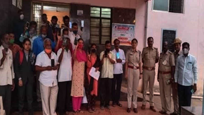 ಕಳೆದುಕೊಂಡ 78 ಮೊಬೈಲ್ಗಳನ್ನ ಸಾರ್ವಜನಿಕರಿಗೆ ಮರಳಿಸಿದ ಅವಳಿ ನಗರದ ಖಾಕಿ ಪಡೆ! ಕಳೆದುಕೊಂಡ 78 ಮೊಬೈಲ್ಗಳನ್ನ ಸಾರ್ವಜನಿಕರಿಗೆ ಮರಳಿಸಿದ ಅವಳಿ ನಗರದ ಖಾಕಿ ಪಡೆ!