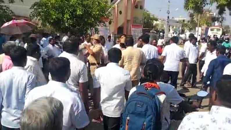 ಮೈಮುಲ್ ಚುನಾವಣೆ: ರಣಾಂಗಣವಾದ ಮತದಾನ ಕೇಂದ್ರ, ಜಿ.ಟಿ. ದೇವೇಗೌಡ-ಹೆಚ್.ಡಿ. ಕುಮಾರಸ್ವಾಮಿ ಬಣಗಳ ನಡುವೆ ಗಲಾಟೆ ಮೈಮುಲ್ ಚುನಾವಣೆ: ರಣಾಂಗಣವಾದ ಮತದಾನ ಕೇಂದ್ರ, ಜಿ.ಟಿ. ದೇವೇಗೌಡ-ಹೆಚ್.ಡಿ. ಕುಮಾರಸ್ವಾಮಿ ಬಣಗಳ ನಡುವೆ ಗಲಾಟೆ