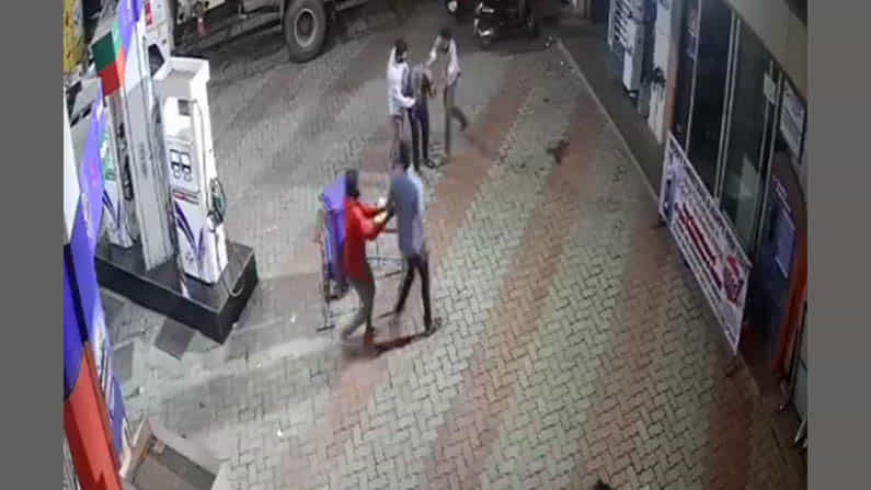 ಪೆಟ್ರೋಲ್ ಹಾಕಿಸಿಕೊಂಡು ಹಣ ನೀಡದೆ ಹಲ್ಲೆ; ಸಿಸಿ ಕ್ಯಾಮರಾ ದೃಶ್ಯ ಆಧರಿಸಿ ನಾಲ್ವರ ಬಂಧನ ಪೆಟ್ರೋಲ್ ಹಾಕಿಸಿಕೊಂಡು ಹಣ ನೀಡದೆ ಹಲ್ಲೆ; ಸಿಸಿ ಕ್ಯಾಮರಾ ದೃಶ್ಯ ಆಧರಿಸಿ ನಾಲ್ವರ ಬಂಧನ