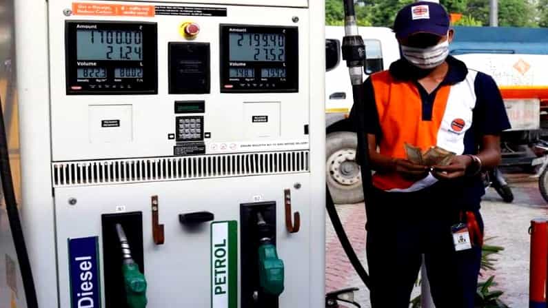Petrol Price Today: ಇಂದು ಸಹ ಬದಲಾಗದ ಪೆಟ್ರೋಲ್, ಡೀಸೆಲ್ ದರ! ಎಲ್ಲೆಲ್ಲಿ ಎಷ್ಟೆಷ್ಟು ಇಂಧನ ದರವಿದೆ ಪರಿಶೀಲಿಸಿ Petrol Price Today: ಇಂದು ಸಹ ಬದಲಾಗದ ಪೆಟ್ರೋಲ್, ಡೀಸೆಲ್ ದರ! ಎಲ್ಲೆಲ್ಲಿ ಎಷ್ಟೆಷ್ಟು ಇಂಧನ ದರವಿದೆ ಪರಿಶೀಲಿಸಿ