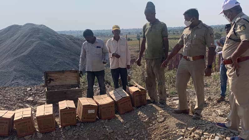 ಕ್ರಷರ್​​ ಮೇಲೆ ಪೊಲೀಸ್ ದಾಳಿ; ಅನಧಿಕೃತವಾಗಿ ಸಂಗ್ರಹಿಸಿಟ್ಟಿದ್ದ 200 ಕೆಜಿ ಜಿಲೆಟಿನ್​ ಕಡ್ಡಿ, 700 ಡಿಟೋನೇಟರ್ ವಶ