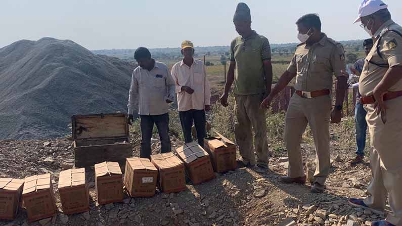 ಕ್ರಷರ್ ಮೇಲೆ ಪೊಲೀಸ್ ದಾಳಿ; ಅನಧಿಕೃತವಾಗಿ ಸಂಗ್ರಹಿಸಿಟ್ಟಿದ್ದ 200 ಕೆಜಿ ಜಿಲೆಟಿನ್ ಕಡ್ಡಿ, 700 ಡಿಟೋನೇಟರ್ ವಶ