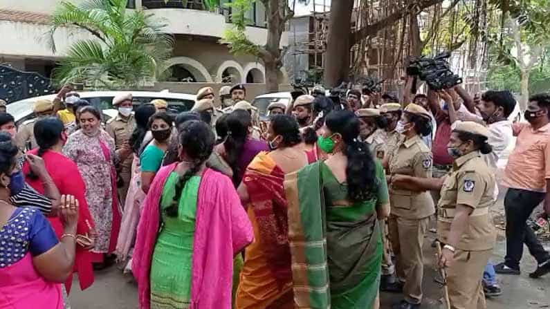 ರಮೇಶ್ ಜಾರಕಿಹೊಳಿಯನ್ನು ಕೂಡಲೇ ಬಂಧಿಸಿ: ಕೆಪಿಸಿಸಿ ಮಹಿಳಾ ಘಟಕದ ಕಾರ್ಯಕರ್ತೆಯರ ಪ್ರತಿಭಟನೆ