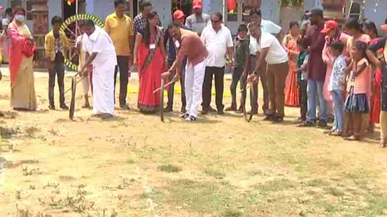 ಅಳಿವಿನಂಚಿನಲ್ಲಿರುವ ಗ್ರಾಮೀಣ ಆಟದ ಪ್ರದರ್ಶನ; ಹಾಸನ ಜಿಲ್ಲೆಯ ಶಾಲೆಯ ಬೆಳ್ಳಿ ಹಬ್ಬದಲ್ಲಿ ಮಕ್ಕಳಾದ ಪೋಷಕರು!