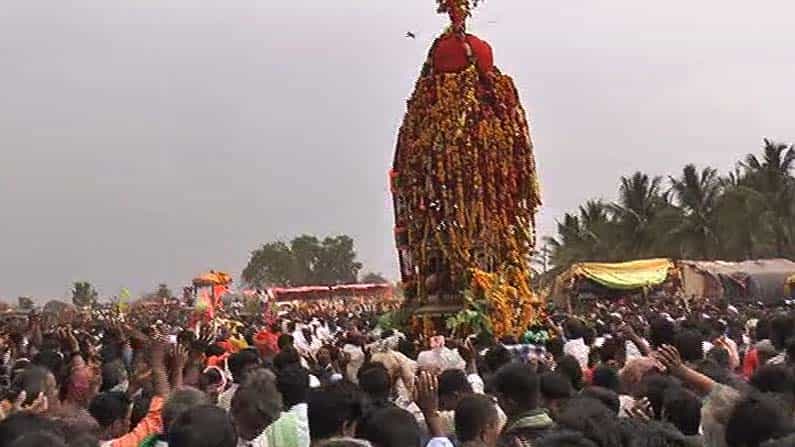 ಕೊರೊನಾ ಎರಡನೇ ಅಲೆಯ ನಡುವೆ ಹಾವೇರಿಯಲ್ಲಿ ಅದ್ದೂರಿಯಾಗಿ ನಡೆದ ಶರೀಫ ಶಿವಯೋಗಿಗಳ ರಥೋತ್ಸವ ಕೊರೊನಾ ಎರಡನೇ ಅಲೆಯ ನಡುವೆ ಹಾವೇರಿಯಲ್ಲಿ ಅದ್ದೂರಿಯಾಗಿ ನಡೆದ ಶರೀಫ ಶಿವಯೋಗಿಗಳ ರಥೋತ್ಸವ