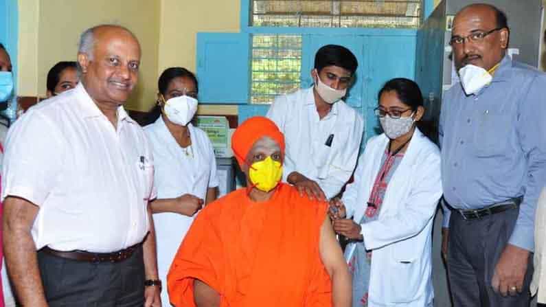 ಕೊರೊನಾ ವ್ಯಾಕ್ಸಿನ್ ಹಾಕಿಸಿಕೊಂಡ ತುಮಕೂರು ಸಿದ್ದಗಂಗಾ ಮಠದ ಸ್ವಾಮೀಜಿ ಕೊರೊನಾ ವ್ಯಾಕ್ಸಿನ್ ಹಾಕಿಸಿಕೊಂಡ ತುಮಕೂರು ಸಿದ್ದಗಂಗಾ ಮಠದ ಸ್ವಾಮೀಜಿ
