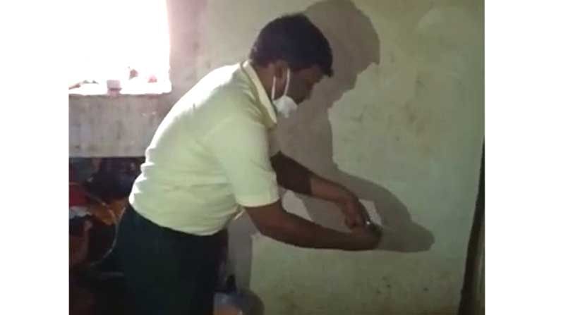 ಗದಗದಲ್ಲಿ ಅಸ್ಪೃಶ್ಯತೆ ಇನ್ನೂ ಜೀವಂತ: ಅರಿವು ಮೂಡಿಸಲು ದಲಿತರು ಕುಡಿದ ಚಹಾ ಗ್ಲಾಸ್ ತೊಳೆದ ತಹಶೀಲ್ದಾರ್ ಗದಗದಲ್ಲಿ ಅಸ್ಪೃಶ್ಯತೆ ಇನ್ನೂ ಜೀವಂತ: ಅರಿವು ಮೂಡಿಸಲು ದಲಿತರು ಕುಡಿದ ಚಹಾ ಗ್ಲಾಸ್ ತೊಳೆದ ತಹಶೀಲ್ದಾರ್