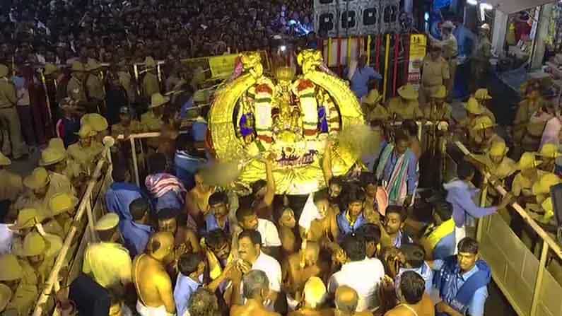ಪ್ರಾಯಶ್ಚಿತ್ತ ಉತ್ಸವ ಮಾಡಿದ ಬಳಿಕವೇ ವೈರಮುಡಿ ಉತ್ಸವ ಮಾಡಲು ಮಂಡ್ಯ ಜಿಲ್ಲಾಡಳಿತ ನಿರ್ಧಾರ ಪ್ರಾಯಶ್ಚಿತ್ತ ಉತ್ಸವ ಮಾಡಿದ ಬಳಿಕವೇ ವೈರಮುಡಿ ಉತ್ಸವ ಮಾಡಲು ಮಂಡ್ಯ ಜಿಲ್ಲಾಡಳಿತ ನಿರ್ಧಾರ