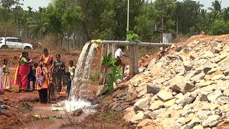 ದಾವಣಗೆರೆ: ತಮ್ಮ ಸಮಸ್ಯೆಯನ್ನು ತಾವೆ ಬಗೆಹರಿಸಿಕೊಂಡ ದೇವರಳ್ಳಿ ಗ್ರಾಮದ ಜನರು; ಸುತ್ತುವರೆದ ರಾಜಕೀಯ ದ್ವೇಷ