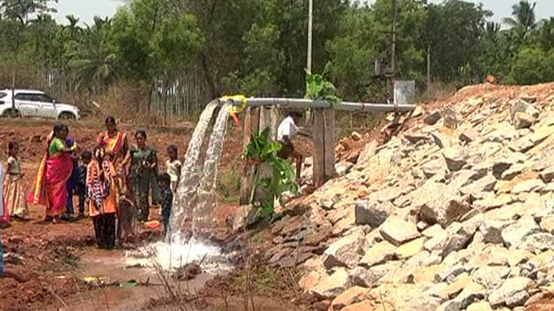 ದಾವಣಗೆರೆ: ತಮ್ಮ ಸಮಸ್ಯೆಯನ್ನು ತಾವೆ ಬಗೆಹರಿಸಿಕೊಂಡ ದೇವರಳ್ಳಿ ಗ್ರಾಮದ ಜನರು; ಸುತ್ತುವರೆದ ರಾಜಕೀಯ ದ್ವೇಷ ದಾವಣಗೆರೆ: ತಮ್ಮ ಸಮಸ್ಯೆಯನ್ನು ತಾವೆ ಬಗೆಹರಿಸಿಕೊಂಡ ದೇವರಳ್ಳಿ ಗ್ರಾಮದ ಜನರು; ಸುತ್ತುವರೆದ ರಾಜಕೀಯ ದ್ವೇಷ