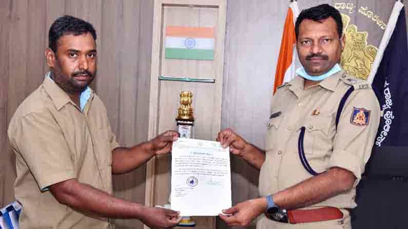 ಪ್ರಯಾಣಿಕ ಬಿಟ್ಟು ಹೋದ ಹಣ, ಚಿನ್ನ ಹಿಂತಿರುಗಿಸಿ ಪ್ರಾಮಾಣಿಕತೆ ಮೆರೆದ ಆಟೋ ಚಾಲಕ ಪ್ರಯಾಣಿಕ ಬಿಟ್ಟು ಹೋದ ಹಣ, ಚಿನ್ನ ಹಿಂತಿರುಗಿಸಿ ಪ್ರಾಮಾಣಿಕತೆ ಮೆರೆದ ಆಟೋ ಚಾಲಕ
