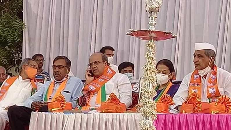 ಮಹಾಂತೇಶ ಕವಟಗಿಮಠಗೆ ಕೊರೊನಾ ಪಾಸಿಟಿವ್; ಬಿಜೆಪಿ ಪ್ರಚಾರ ಸಭೆಯಲ್ಲಿ ಭಾಗಿಯಾದ ನಾಯಕರಿಗೆ ಶುರುವಾಯ್ತು ಆತಂಕ ಮಹಾಂತೇಶ ಕವಟಗಿಮಠಗೆ ಕೊರೊನಾ ಪಾಸಿಟಿವ್; ಬಿಜೆಪಿ ಪ್ರಚಾರ ಸಭೆಯಲ್ಲಿ ಭಾಗಿಯಾದ ನಾಯಕರಿಗೆ ಶುರುವಾಯ್ತು ಆತಂಕ
