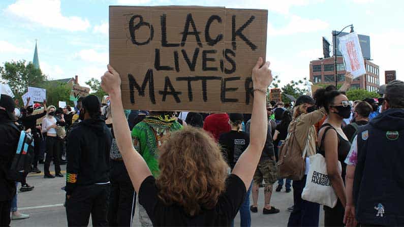 Black Lives Matter: ಜಾರ್ಜ್ ಫ್ಲೈಡ್ನನ್ನು ಕೊಂದ ನಗರದಲ್ಲೇ ಮತ್ತೋರ್ವ ಕಪ್ಪು ವರ್ಣೀಯನ ಕೊಲೆ, ಮಿನಿಯಾಪೊಲೀಸ್ ಉದ್ವಿಗ್ನ Black Lives Matter: ಜಾರ್ಜ್ ಫ್ಲೈಡ್ನನ್ನು ಕೊಂದ ನಗರದಲ್ಲೇ ಮತ್ತೋರ್ವ ಕಪ್ಪು ವರ್ಣೀಯನ ಕೊಲೆ, ಮಿನಿಯಾಪೊಲೀಸ್ ಉದ್ವಿಗ್ನ